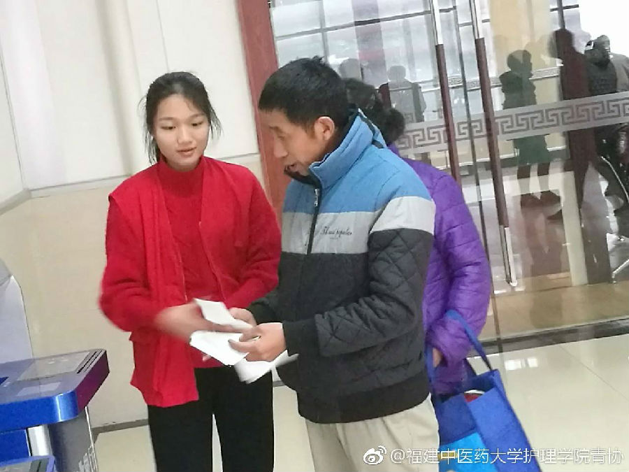 志愿者在检验科教病人打化验单.jpg